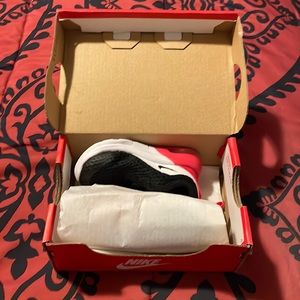 Red Black and White Infant Nike Air Max Motion 2 Size 3c